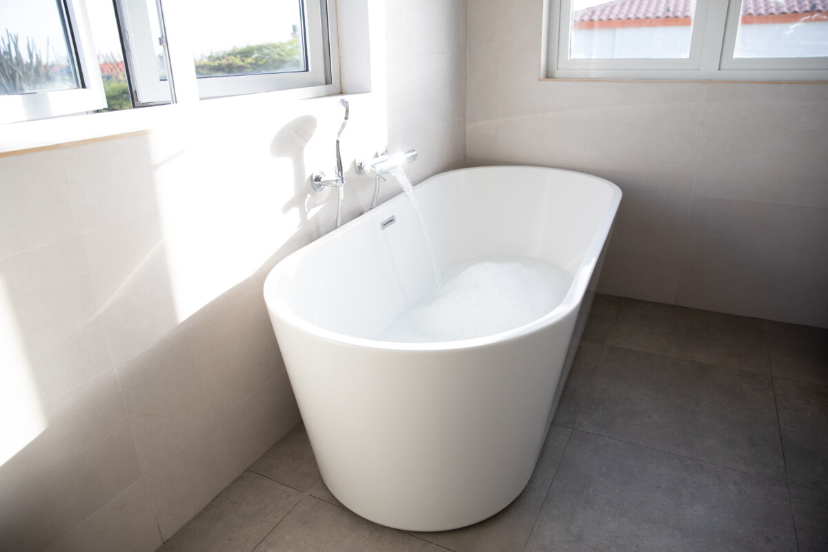 Master bathroom bath Villa Esmeralda Aruba holiday home aruba-7