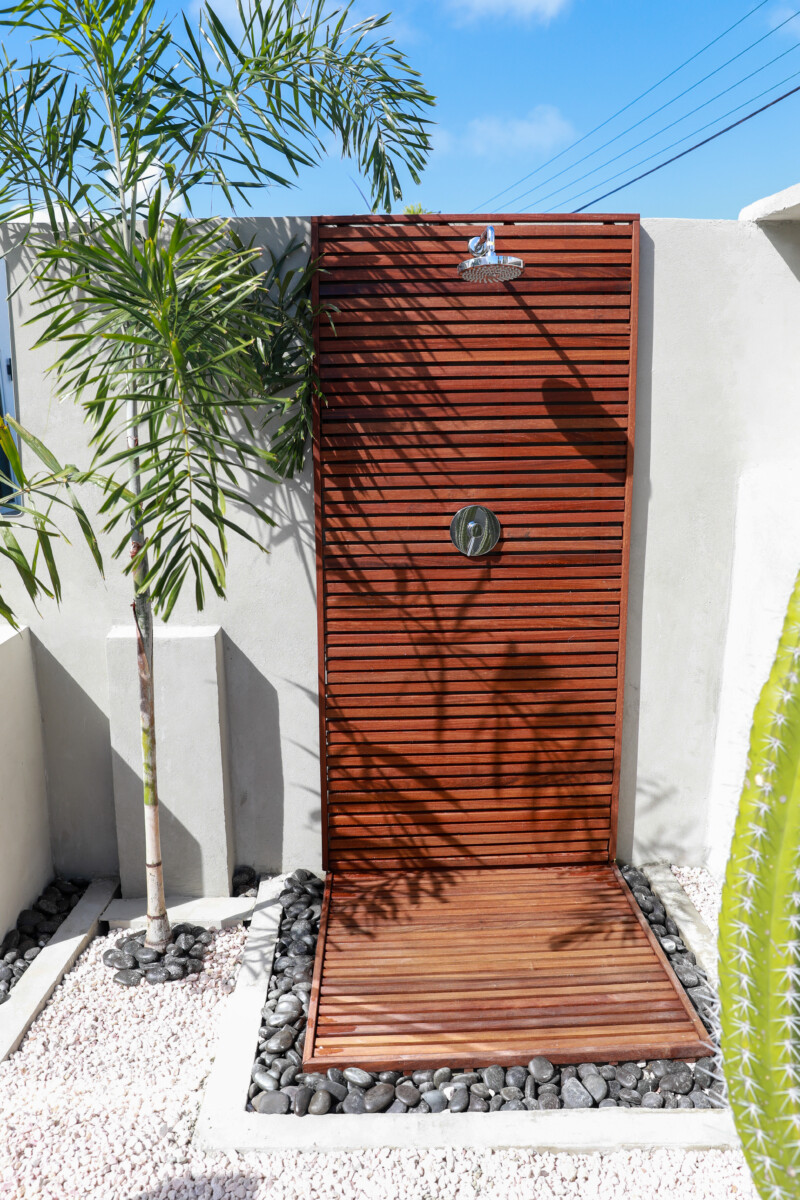 Outdoor bathroom Villa Esmeralda Aruba -5